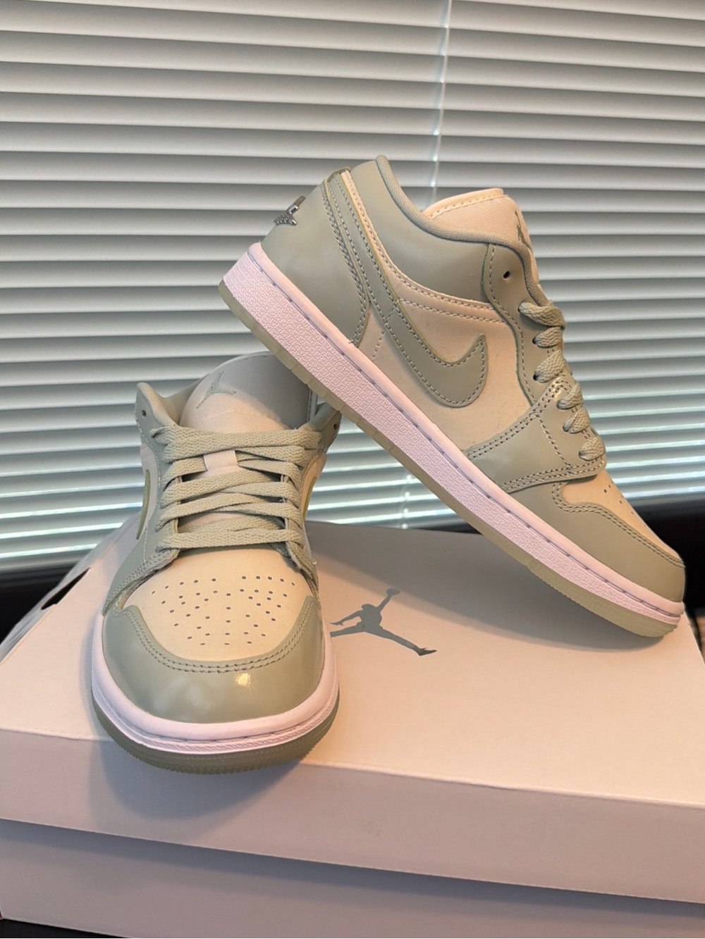 SIZE 7 WOMENS AIR JORDAN 1 LOW SE SAIL/ METALLIC SILVER/ WHITE HF4078-100